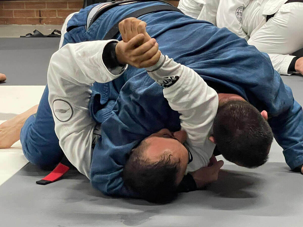 the grappling lab brazilian jiu jitsu prestons instructor and student sparring in gi class 050